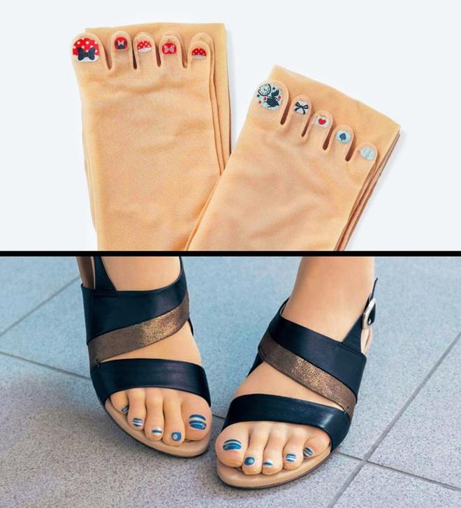 Thiết kế "2 trong 1" cho phép người dùng được tự do chọn lựa màu móng chân yêu thích. Theo chia sẻ của nhãn hàng, với sản phẩm này, các cô gái có thể thay đổi họa tiết trên móng chân hàng ngày, vừa chống nắng, vừa thu hút ánh nhìn từ mọi người. Ảnh: Brightside.