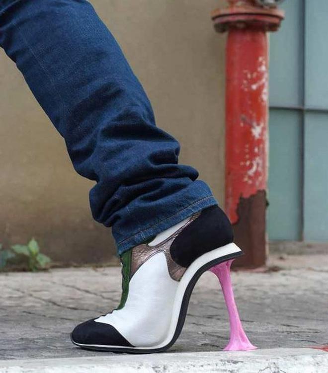 Các nhà mốt quốc tế luôn biết cách sáng tạo ra món đồ mới lạ, phục vụ nhu cầu khách hàng. Đây là sản phẩm từ sự kết hợp giữa giày thể thao và giày cao gót. Phần gót dễ gây lầm tưởng người diện bị dính vào bã kẹo cao su chính là điểm nhấn độc đáo của thiết kế này. Ảnh: Brightside.