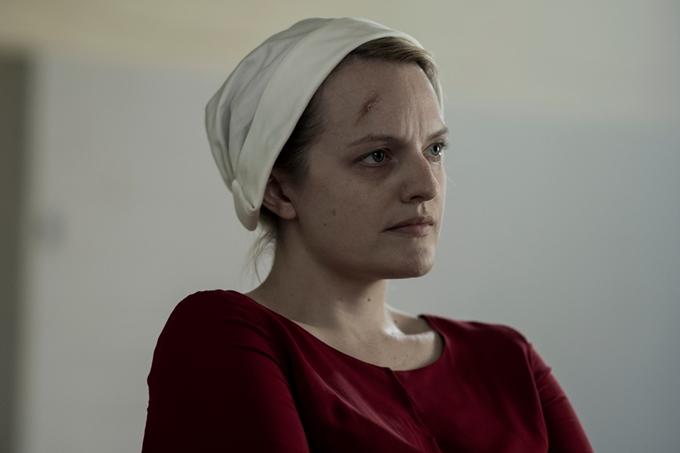 Elisabeth Moss nhận thù lao một triệu USD cho mỗi tập phim The Handmaid's Tale. Ngoài ra, cô hưởng lợi nhuận từ phim Invisible Man. Tổng thu nhập của cô là 16 triệu USD.
