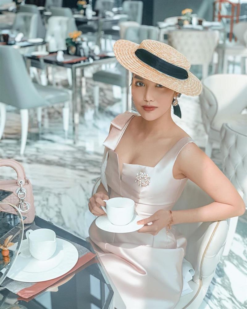 Chê Lan Khuê ngực lép như đàn ông, cô giáo trung niên có thực sự nhìn đúng?-6