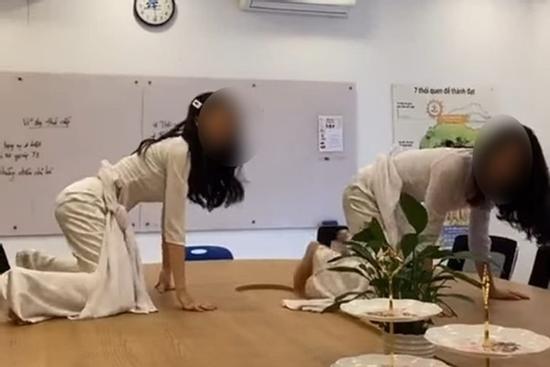Nữ sinh Tây Ninh bị 'dội bom' khi mặc áo dài nhảy nhót phản cảm trên bàn làm việc giáo viên