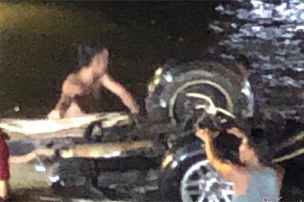 Nửa đêm: Ô tô đâm xe máy, húc vào lan can cầu rơi xuống sông, 5 người chết ở Nghệ An-2