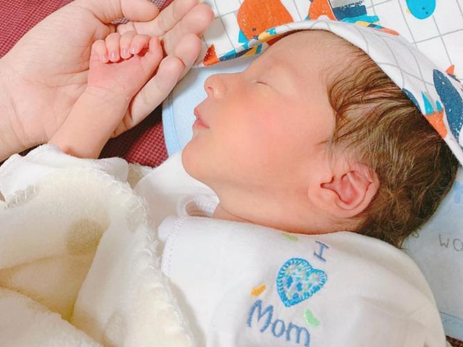 Max lúc chào đời nặng 2,7 kg, dài 49 cm. Lúc ôm con vào lòng, Hoàng Oanh vừa thương vừa hy vọng sớm có thể nuôi con tròn lên.