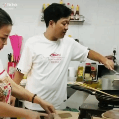 Hết chăm chồng ăn uống, Nhã Phương lại vào bếp tận tình giúp Trường Giang lau mồ hôi khi nấu nướng-1