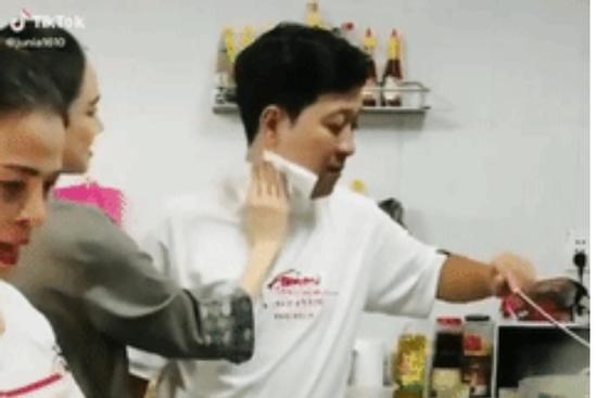 Hết chăm chồng ăn uống, Nhã Phương lại vào bếp tận tình giúp Trường Giang lau mồ hôi khi nấu nướng