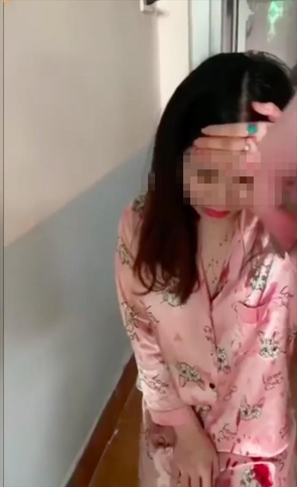 Đánh ghen chấn động Bắc Giang: Tiểu tam chảy máu đầm đìa, quỳ lạy van xin vẫn nhừ đòn-1