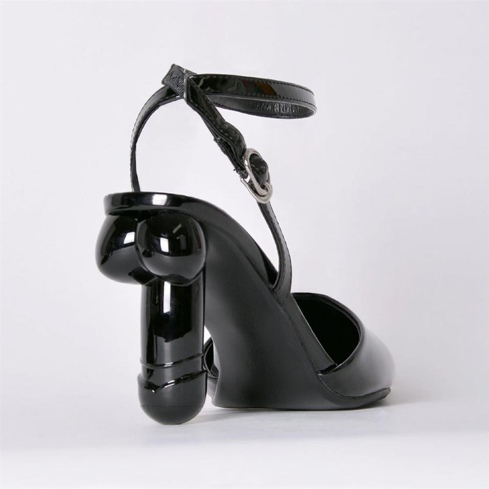 Ngọc Trinh gây choáng khi tậu thêm boots có hình bộ phận sinh dục nam-8