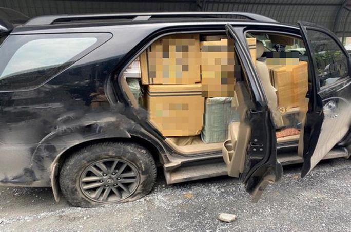 Bí ẩn bên trong chiếc xe ô tô gây tai nạn, bánh vỡ toang mà tài xế vẫn cố chạy-1