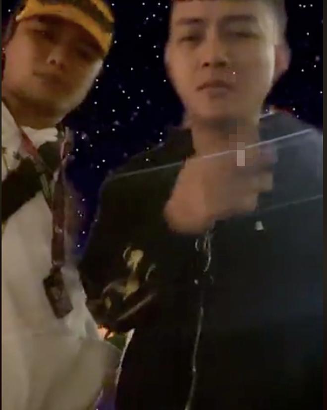 Hoài Lâm phì phèo thuốc lá trên sóng livestream-2