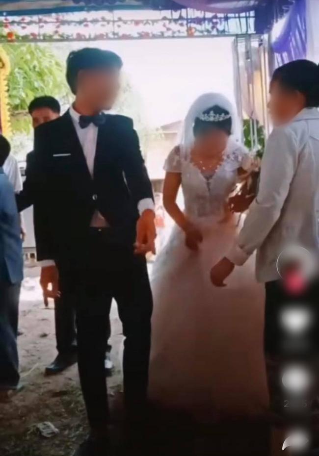 Chú rể quát mắng người lớn, thái độ của cô dâu sau đó khiến nhiều người kiêng nể-1