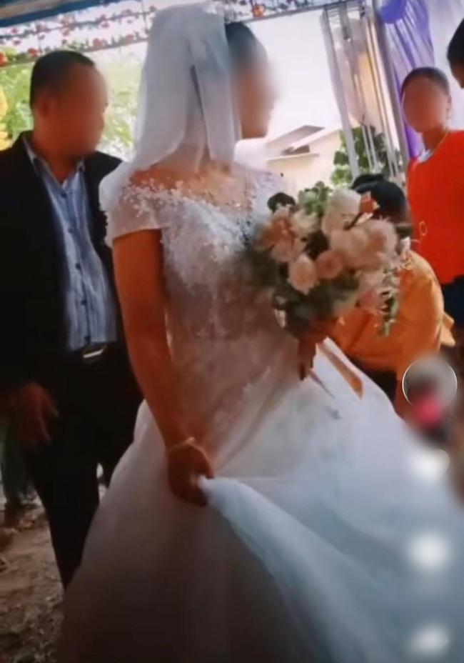 Chú rể quát mắng người lớn, thái độ của cô dâu sau đó khiến nhiều người kiêng nể-4