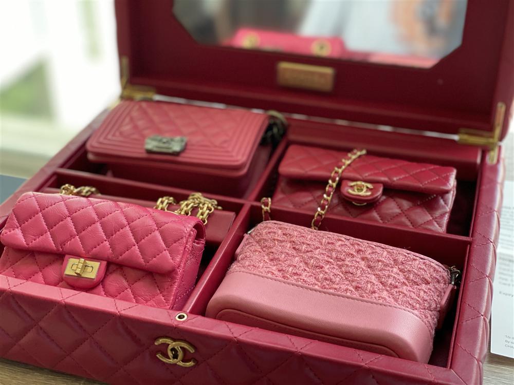 Ông bố vàng trong làng chiều con: NTK Đỗ Mạnh Cường tặng ái nữ set túi Chanel mini 650 triệu-2