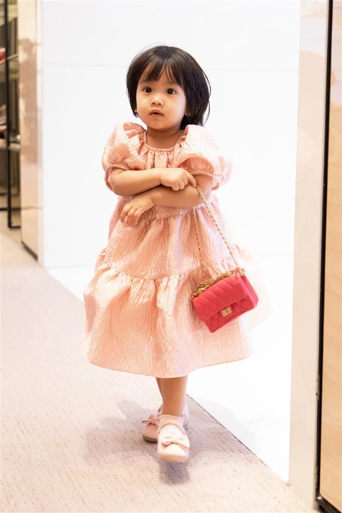 Ông bố vàng trong làng chiều con: NTK Đỗ Mạnh Cường tặng ái nữ set túi Chanel mini 650 triệu-6