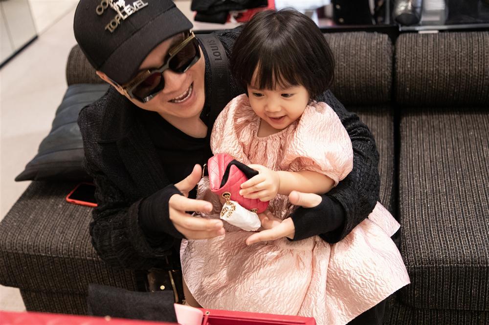 Ông bố vàng trong làng chiều con: NTK Đỗ Mạnh Cường tặng ái nữ set túi Chanel mini 650 triệu-4