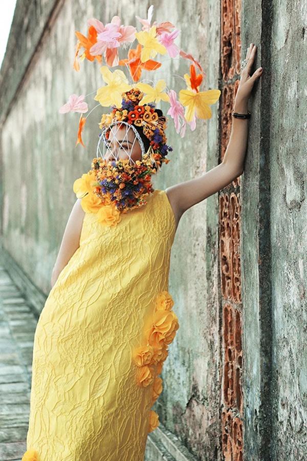 Nửa thập kỷ mới xuất hiện tại show event, Mỹ Lệ đeo khẩu trang hoa che nửa mặt-1