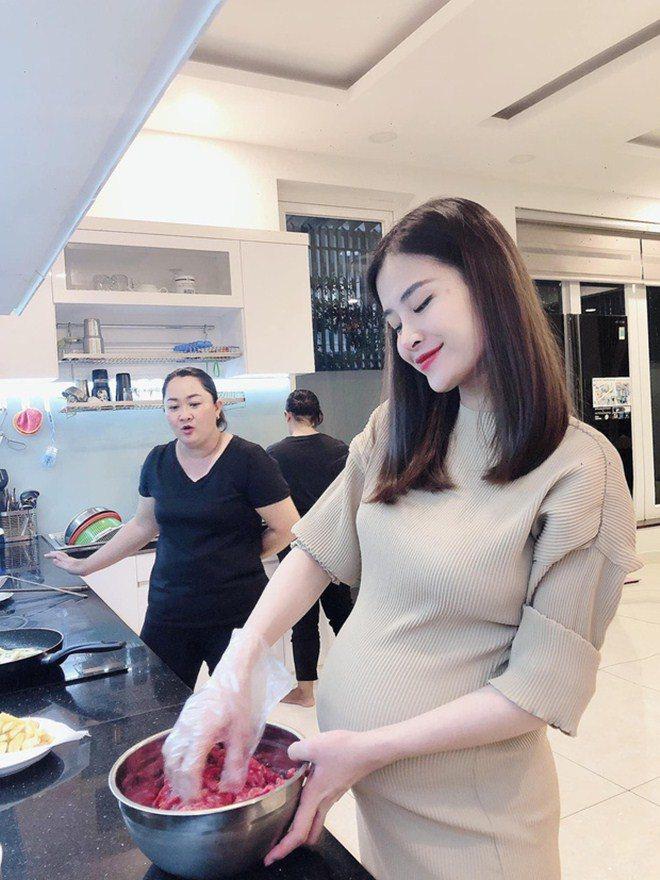 3 nàng dâu showbiz Việt giàu nứt vách vẫn hì hục vào bếp nấu ăn lúc bụng bầu khệ nệ-1