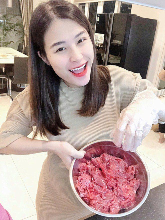 3 nàng dâu showbiz Việt giàu nứt vách vẫn hì hục vào bếp nấu ăn lúc bụng bầu khệ nệ-2