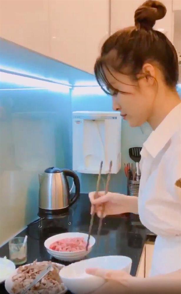 3 nàng dâu showbiz Việt giàu nứt vách vẫn hì hục vào bếp nấu ăn lúc bụng bầu khệ nệ-4