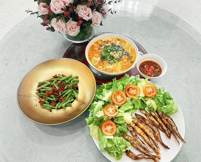 3 nàng dâu showbiz Việt giàu nứt vách vẫn hì hục vào bếp nấu ăn lúc bụng bầu khệ nệ-10