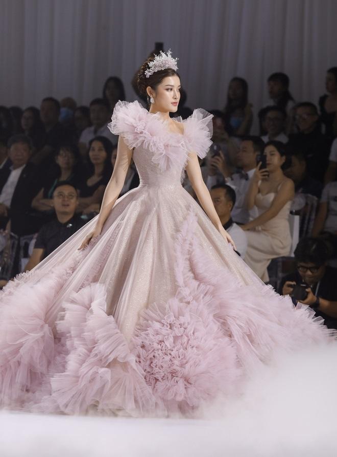 SAO ĐẸP nhất tuần: Minh Tú hóa công chúa trở lại sàn catwalk sau 7 tháng cách ly-4