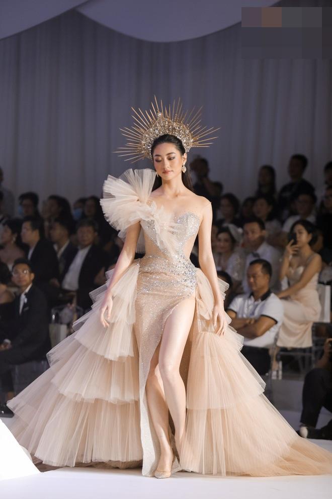 SAO ĐẸP nhất tuần: Minh Tú hóa công chúa trở lại sàn catwalk sau 7 tháng cách ly-9