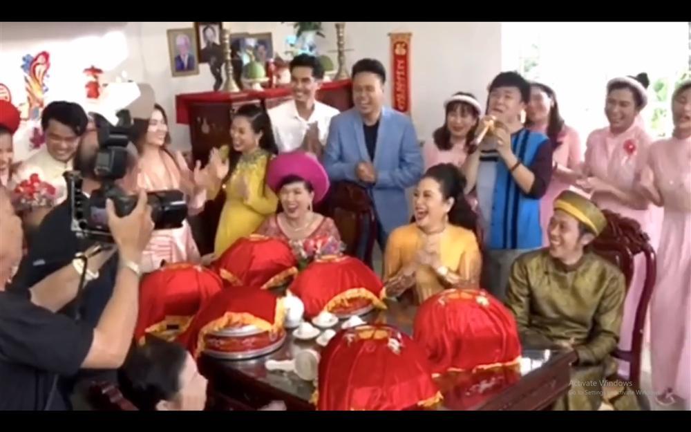 Hoài Linh diện áo dài từng hát chung với Hoài Lâm lên phim-4