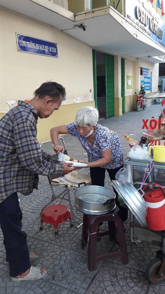 Bà lão nghèo vừa chửi vừa chia xôi cho người đàn ông tâm thần: Sài Gòn lạ kỳ mà ấm áp ghê-1