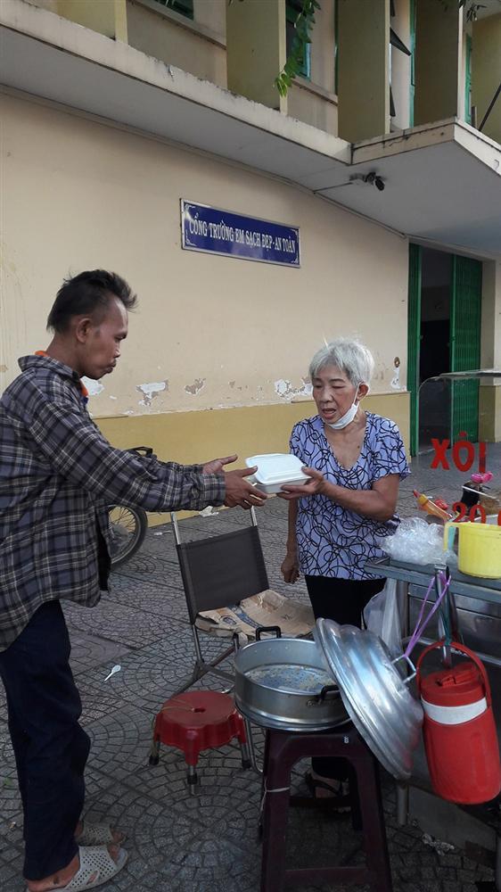 Bà lão nghèo vừa chửi vừa chia xôi cho người đàn ông tâm thần: Sài Gòn lạ kỳ mà ấm áp ghê-2