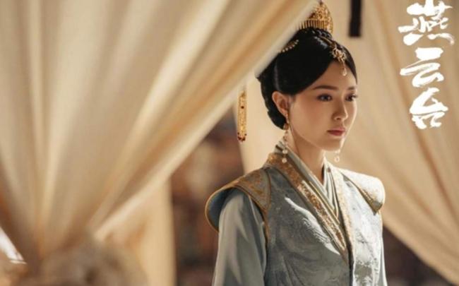 Yến Vân Đài đánh dấu sự trở lại của Đường Yên sau khi kết hôn và sinh con đầu lòng. Phim dựa trên tác phẩm của Tưởng Thắng Nam, kể về nhân vật Thái hậu Tiêu thị nổi tiếng trong lịch sử. Đường Yên vào vai Tiêu Yến Yến, có mối tình thanh mai trúc mã cùng Hàn Đức Nhượng (Đậu Kiêu) nhưng lại bị gả cho Liêu Cảnh Tông Gia Luật Hiền (Kinh Siêu) làm hoàng hậu. Sau khi Liêu Cảnh Tông qua đời, Tiêu Yến Yến trở thành thái hậu, nhiếp chính phò tá cho con trai lên ngôi. Nhờ Tiêu Yến Yến, Đại Liêu trở nên lớn mạnh. Về cuối đời, Tiêu Yến Yến tái hôn với Hàn Đức Nhượng, bất chấp sự phản đối của quần thần.