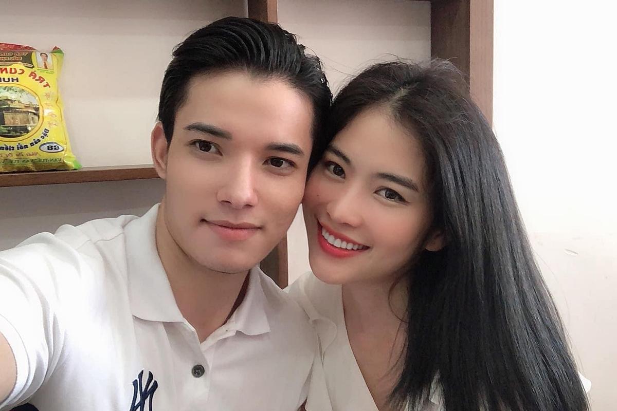 Nam Anh và bạn trai Sỹ Hưng quen nhau đã được một thời gian nhưng gần đầy họ mới chia sẻ với công chúng. Hồi đầu tháng 9, Nam Anh còn công bố đã đính hôn. Nhiều đồng nghiệp, bạn bè khen cả hai có tướng phu thê và chúc họ luôn gắn bó mặn nồng.