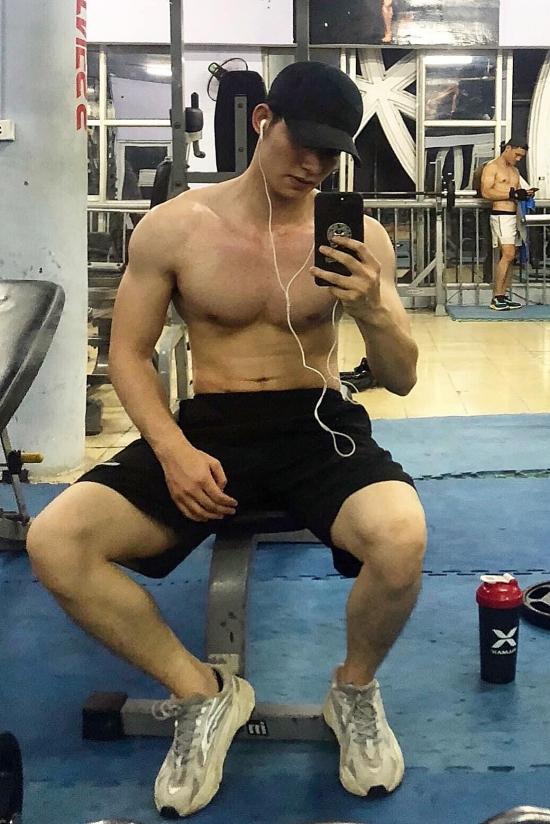 Trước đây, Sỹ Hưng khá gầy. Nhờ chăm tập gym, anh sở hữu thân hình chuẩn và săn chắc hơn.