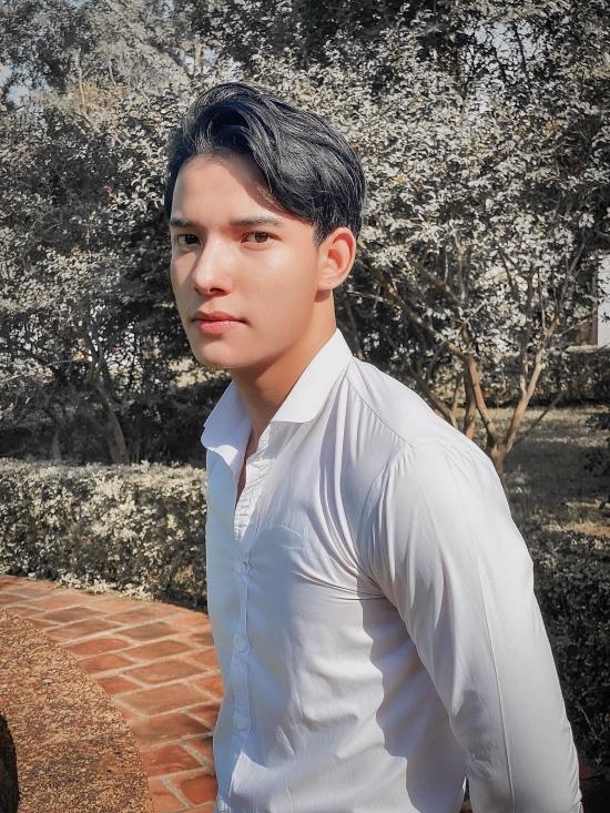 Sỹ Hưng cao 1,84 m, có gương mặt điển trai. Anh tốt nghiệp ngành diễn xuất, Đại học Sân khấu Điện ảnh Hà Nội.