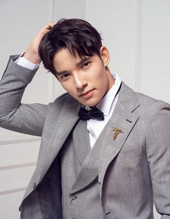 Anh khá đắt show chụp ảnh lookbook các thương hiệu thời trang.