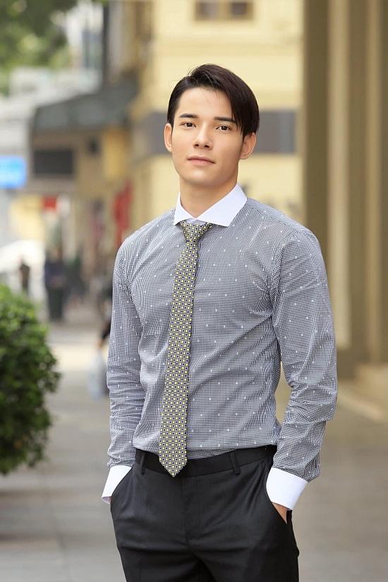 Bạn trai Nam Anh trông chững chạc hơn khi diện áo sơmi, quần Tây.