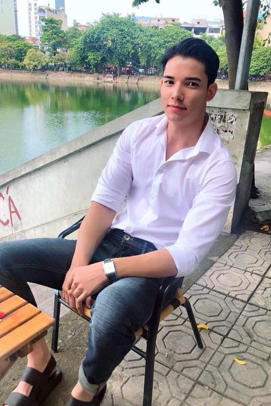 Sỹ Hưng hiện sống tại Hà Nội, trong khi Nam Anh ở Sài Gòn. Dù vậy, anh thường xuyên bay vào Nam thăm người yêu. Họ còn sánh đôi ở một số event.