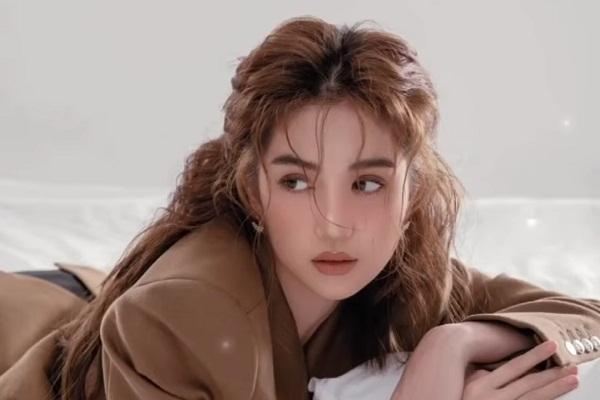 Ngọc Trinh bị chê kém sang, thô tục với clip ăn chuối-10