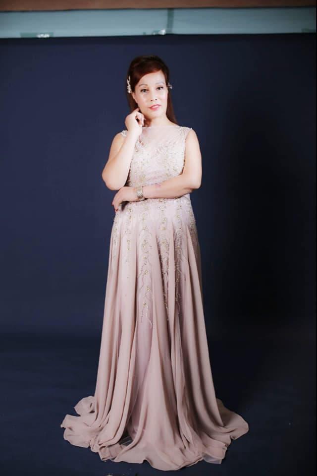 Khoe ảnh ôm ấp không rời bên chồng trẻ, chị Thu Sao tự để lộ mắt xếch, miệng méo-4