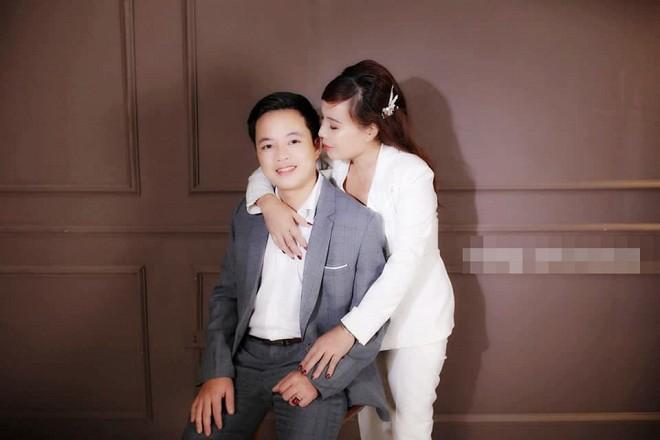 Khoe ảnh ôm ấp không rời bên chồng trẻ, chị Thu Sao tự để lộ mắt xếch, miệng méo-2