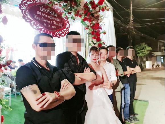 Khoe ảnh ôm ấp không rời bên chồng trẻ, chị Thu Sao tự để lộ mắt xếch, miệng méo-1