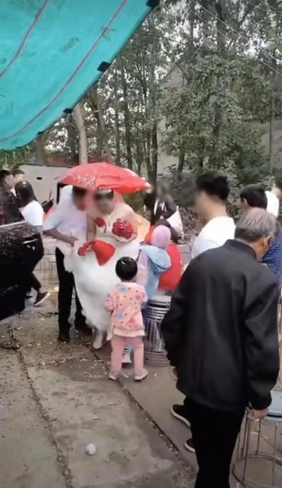 Trò nghịch dại có 1-0-2 của bạn chú rể khiến cô dâu phải nhảy xếch trong ngày cưới-1