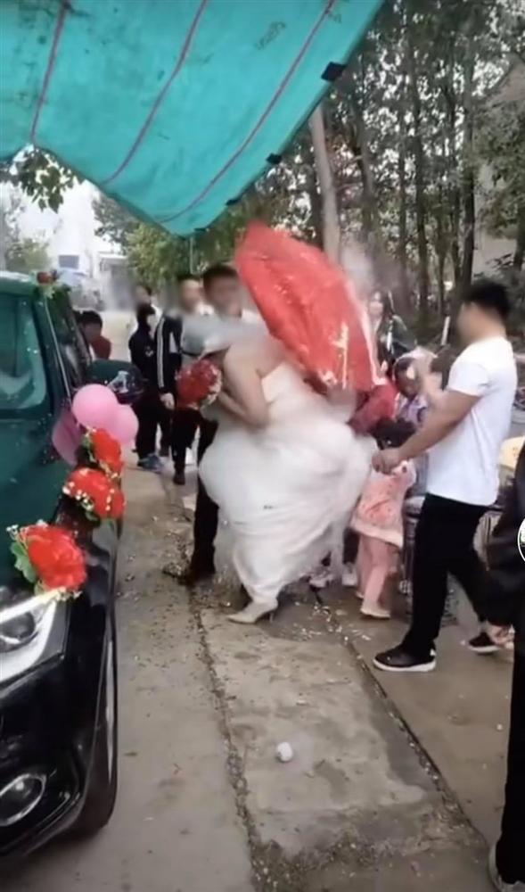 Trò nghịch dại có 1-0-2 của bạn chú rể khiến cô dâu phải nhảy xếch trong ngày cưới-3