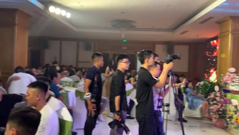 Bằng Kiều dự sinh nhật Tuấn Hưng: Bảo chỉ mời anh em mà 300 người đang ăn cỗ-4