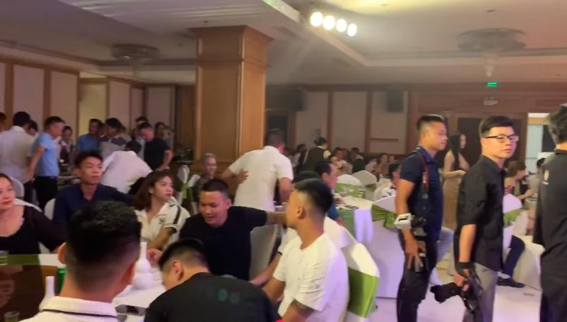 Bằng Kiều dự sinh nhật Tuấn Hưng: Bảo chỉ mời anh em mà 300 người đang ăn cỗ-5