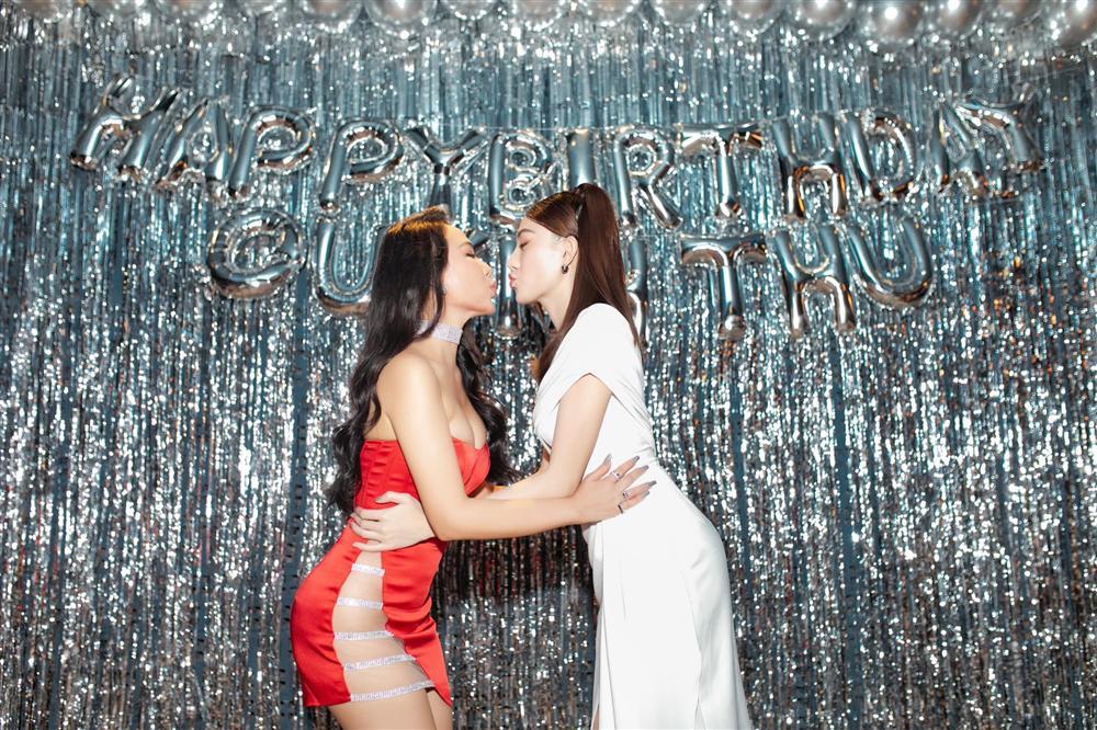 Nâng level, Quỳnh Thư diện đầm xẻ hiểm đến tận eo chỉ nhăm nhe lộ hàng-8