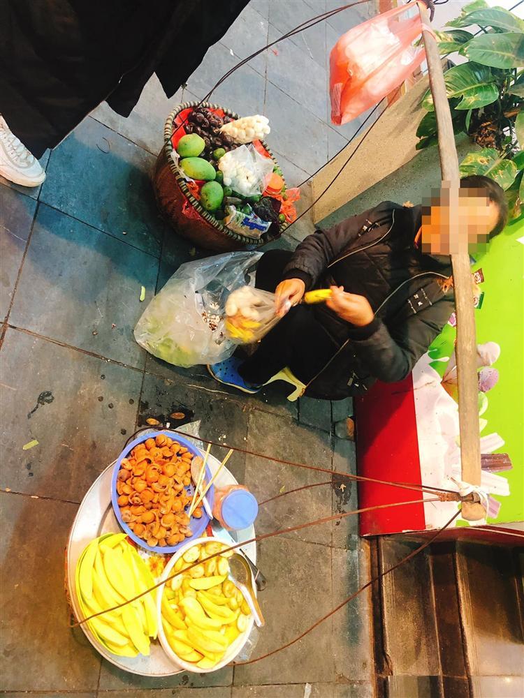Hí hửng ra phố đi bộ Hà Nội, trai Sài Gòn bị chặt chém hơn 100k/ túi trái cây bé tí-2