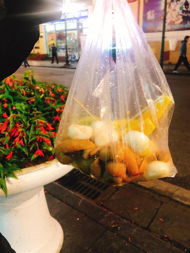 Hí hửng ra phố đi bộ Hà Nội, trai Sài Gòn bị chặt chém hơn 100k/ túi trái cây bé tí-1