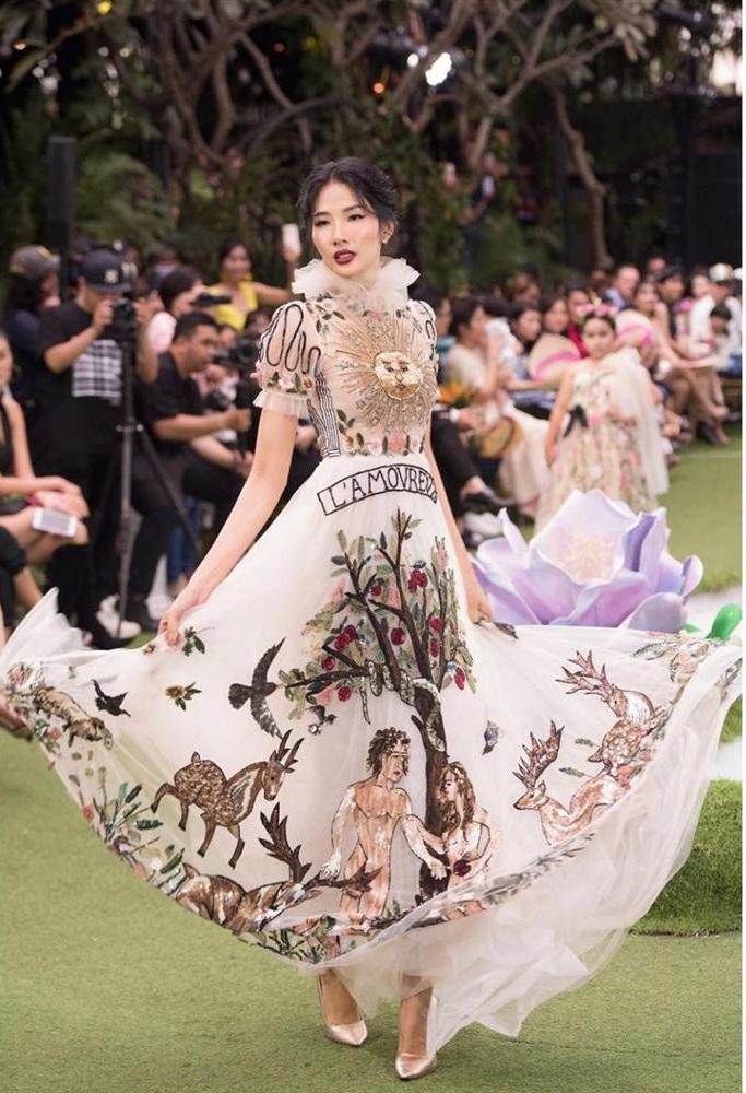 SAO ĐẸP nhất tuần: Minh Tú hóa công chúa trở lại sàn catwalk sau 7 tháng cách ly-1