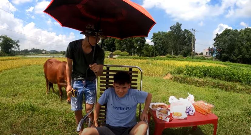 Con trai bà Tân Vlog tiếp tục bị ném đá trong clip mới, lần này dân mạng bóc lỗi viết sai chính tả-1