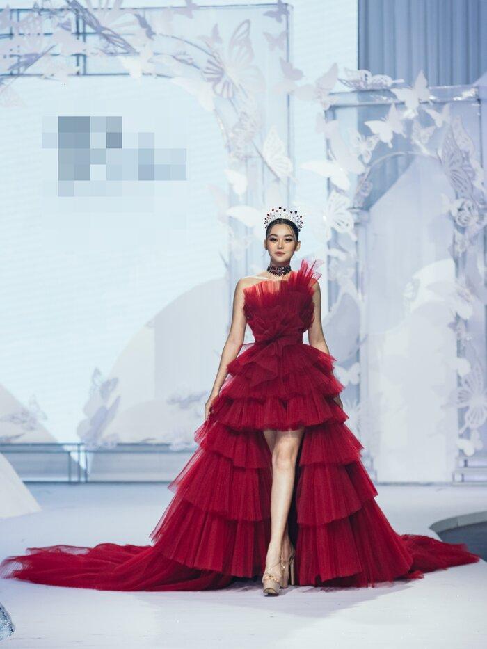 SAO ĐẸP nhất tuần: Minh Tú hóa công chúa trở lại sàn catwalk sau 7 tháng cách ly-11