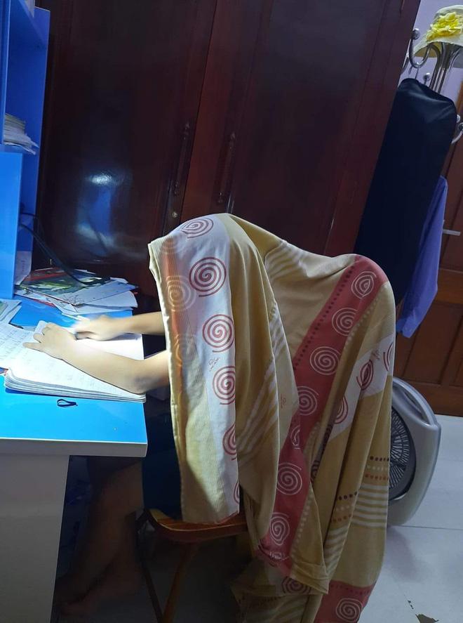 Nghìn khoảnh khắc bố mẹ cười không được, khóc chẳng xong khi con vào lớp 1-1